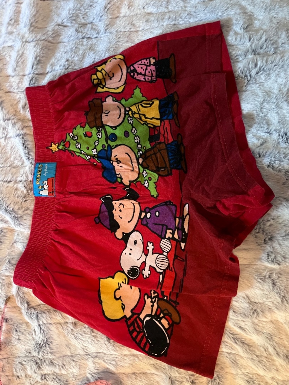 Peanuts "Happy Holidays" Peanuts Gang around the Christmas Tree *RUNS SMALL*
